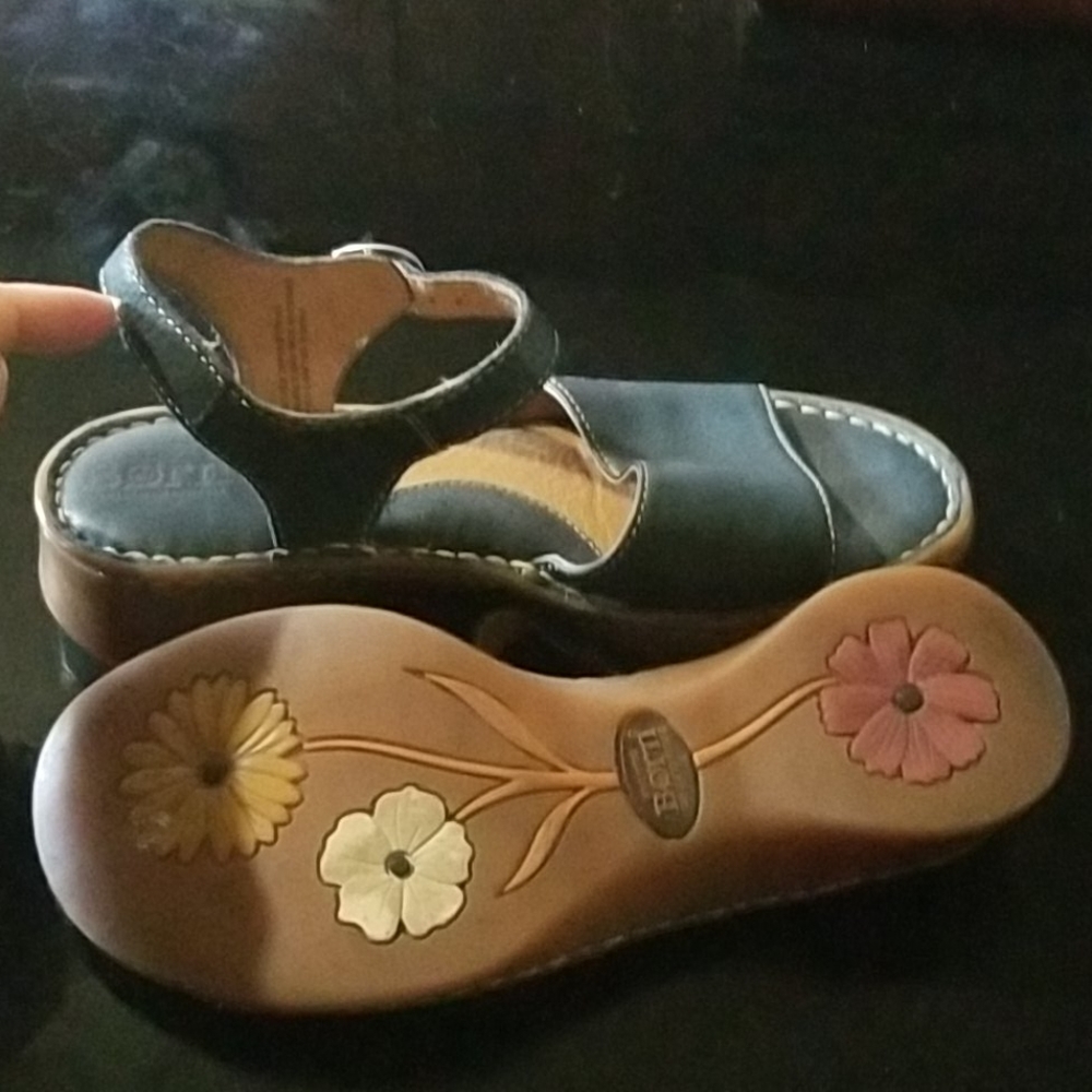 Born sandals